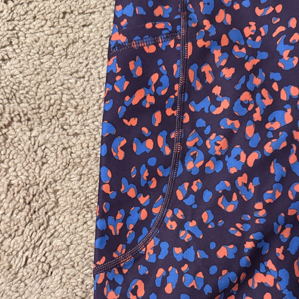 Old Navy Women's Purple Leopard Print Leggings Size Medium w/ Pockets! - Picture 4 of 5